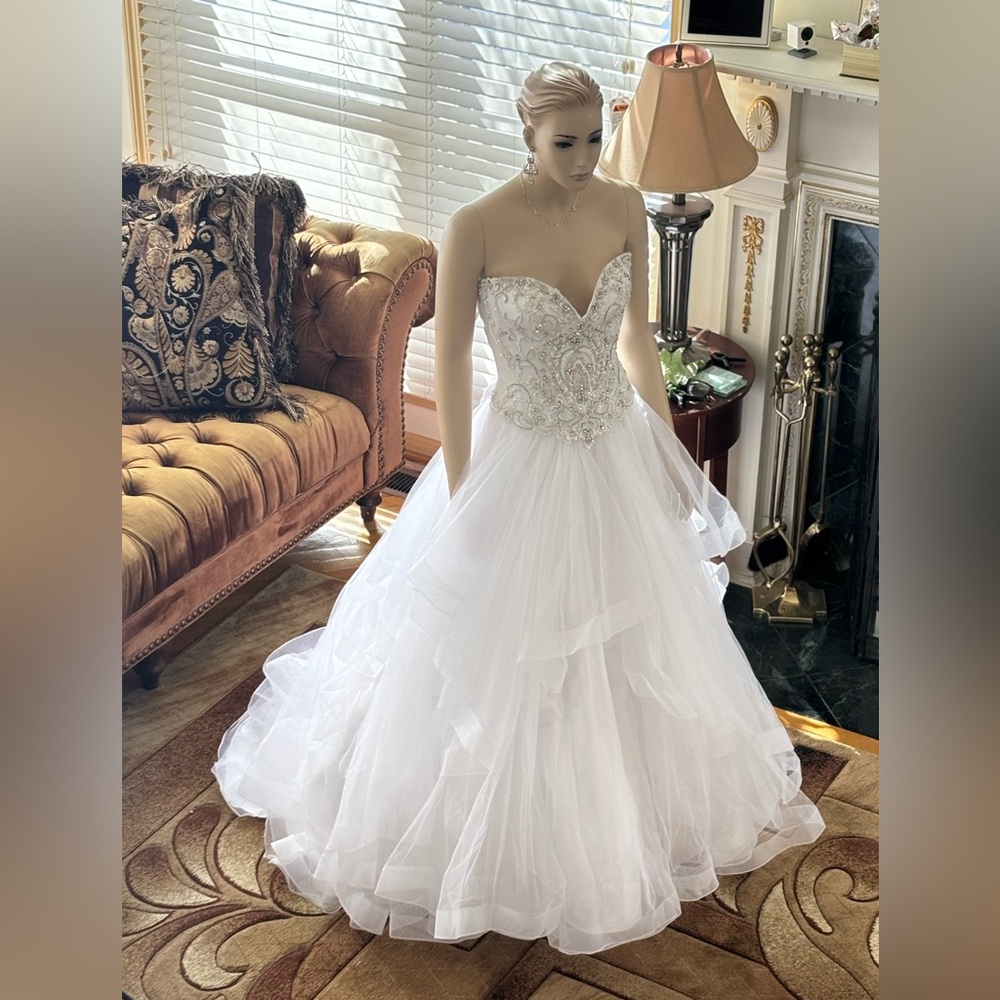 David Tutera Elegant White Strapless Wedding Gown New with Tags.  Size 8.   Whit
